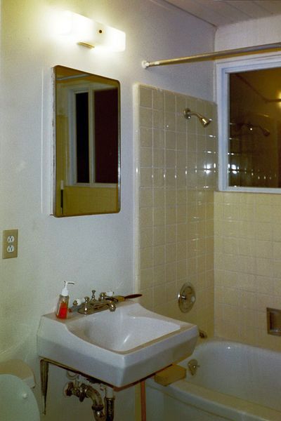Old Guest Bath2